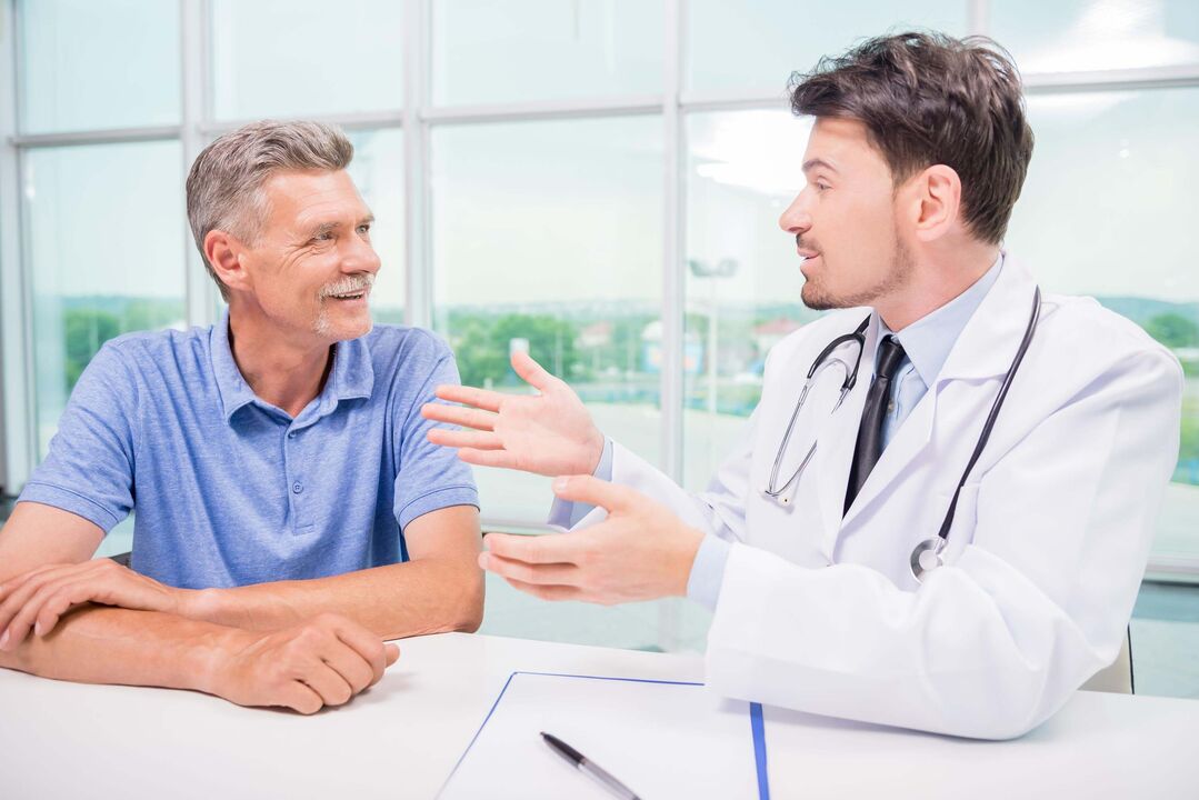 doctor habla sobre prostatitis