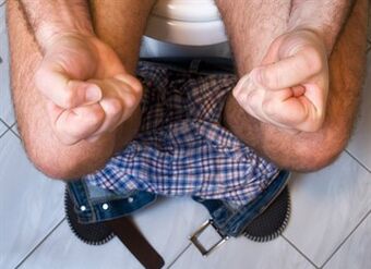 El dolor en el recto al defecar es un síntoma de prostatitis crónica