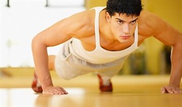 Un hombre realizando un ejercicio gimnástico con prostatitis crónica.