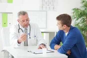 Urólogo consulta a un paciente con prostatitis crónica